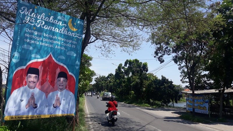 Baliho Qosim-Alif Bertebaran, Warga Gresik: ‘Wes Cocok Iku’