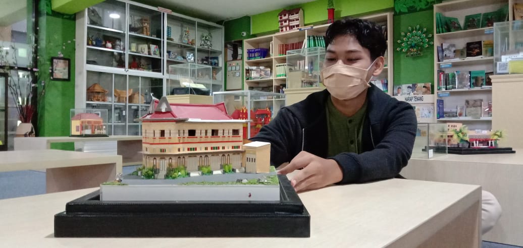 Belajar di Rumah, Siswa SMANUSA Lestarikan Cagar Budaya Gresik Lewat Karya