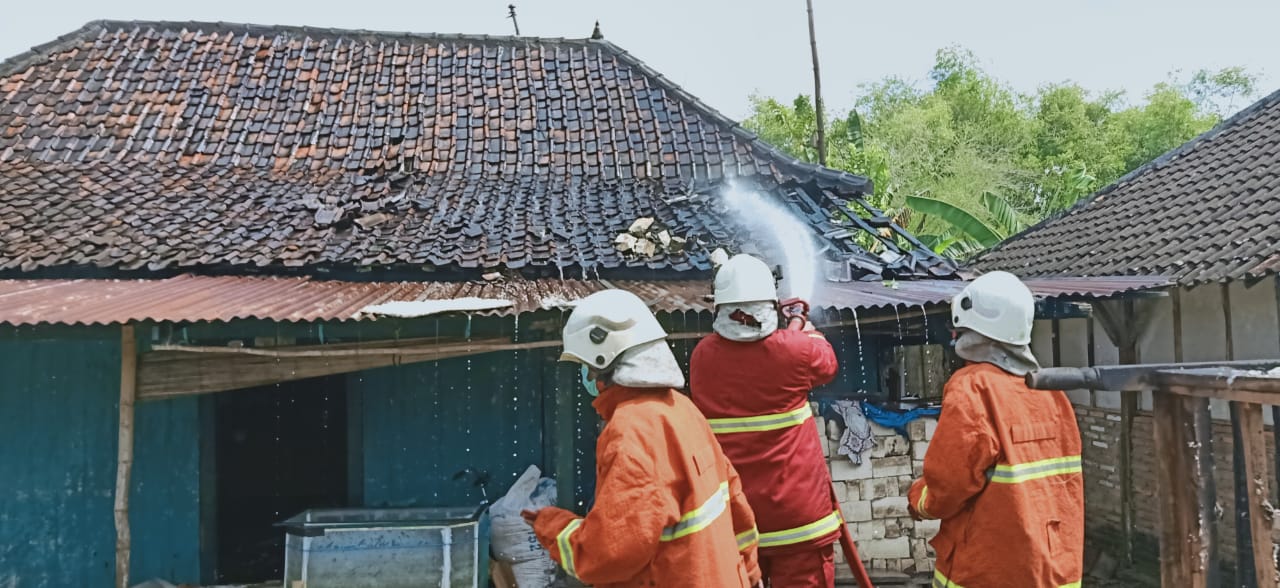 Cas HP Korslet, Rumah Kyai di Malo Bojonegoro Terbakar