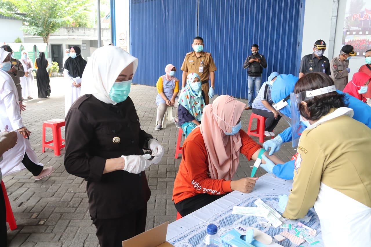 Bupati Anna Mu'awanah Pimpin Rapid Tes Ratusan Karyawan Pabrik dan Swalayan