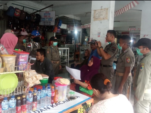 Pindah Jualan ke Trotoar, Satpol PP Jember Ragu Usir Para Pedagang Akibat Penutupan Pasar