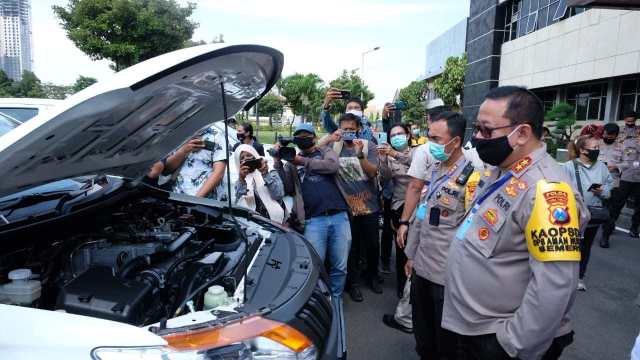 Pemprov Jatim Hibahkan  5 Mobil ke Polda Jatim