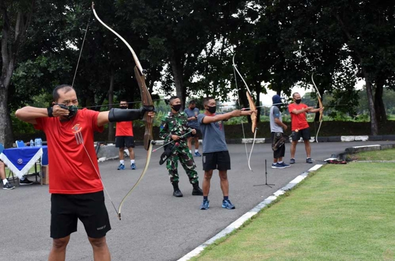 Prajurit Brigif 2 Marinir Latihan Memanah
