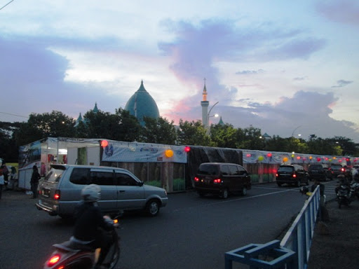 Pemprov Berdayakan PKL di Kawasan Masjid Al AKbar