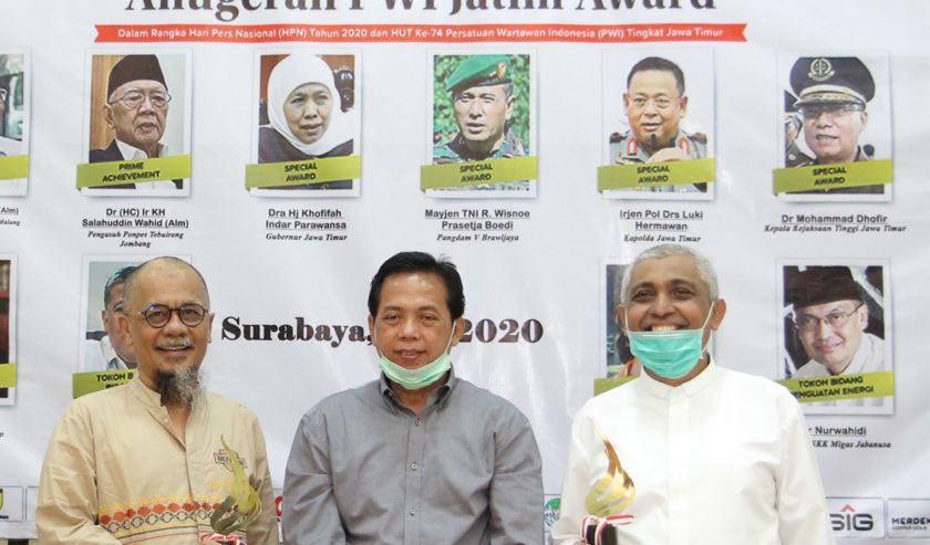 Dua Tokoh Bola Jatim Terima Penghargaan PWI