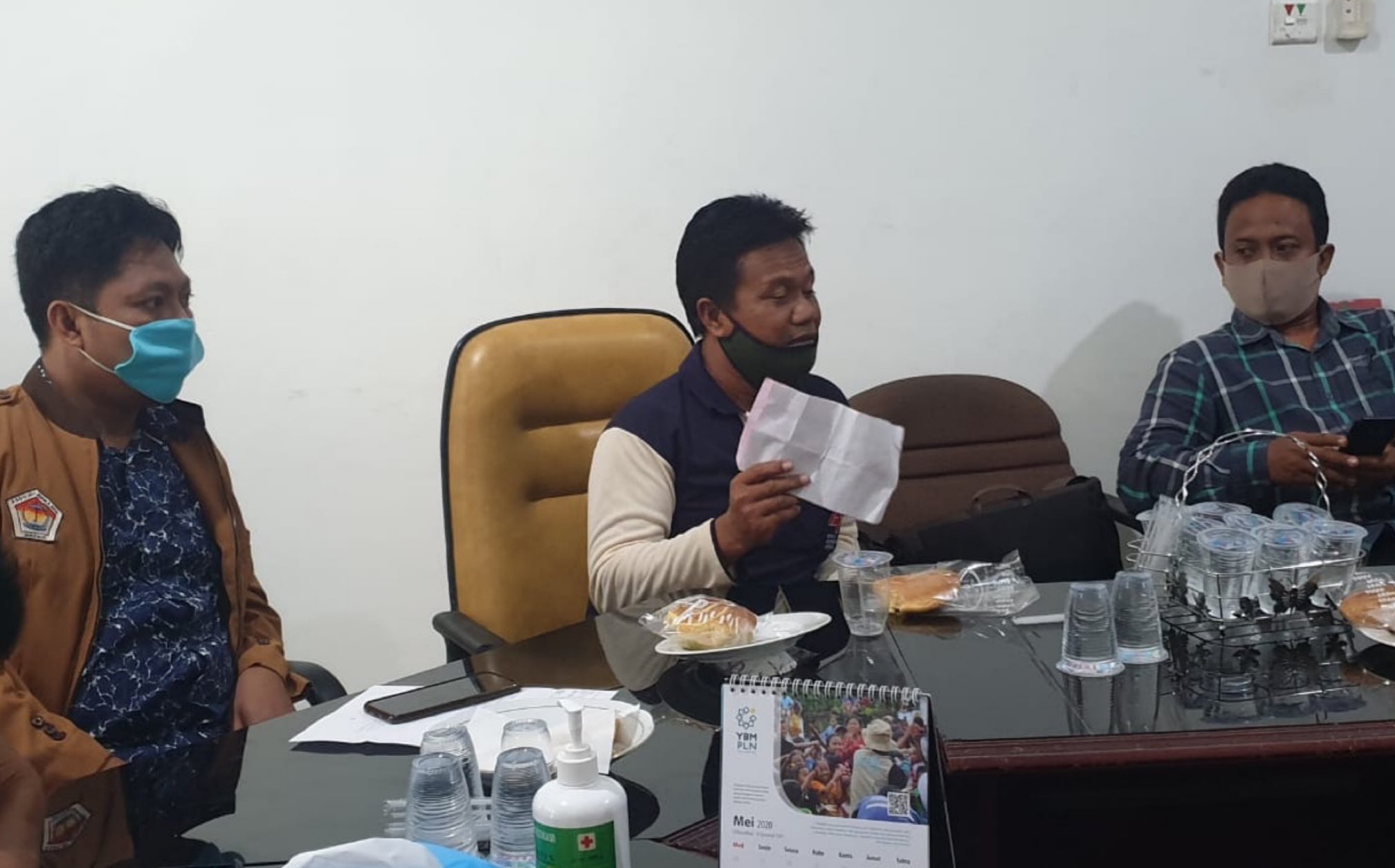 Puluhan Kades Gresik Utara Labrak Kantor PLN Protes Tagihan Bengkak