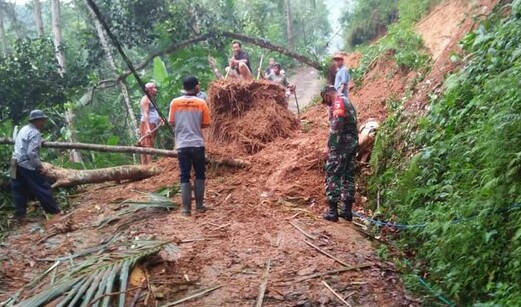 Hujan Deras Sebabkan Tanah Longsor dan Rumah Jebol di Trenggalek