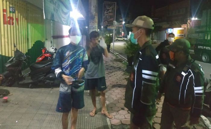 Satpol PP Kota Kediri Sisir Warkop Bagikan Masker Gratis