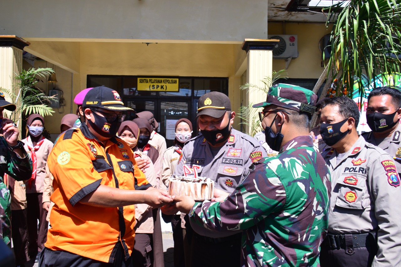Kapolsek Manyar Dapat Kue Ultah Bhayangkara dari Lantamal V