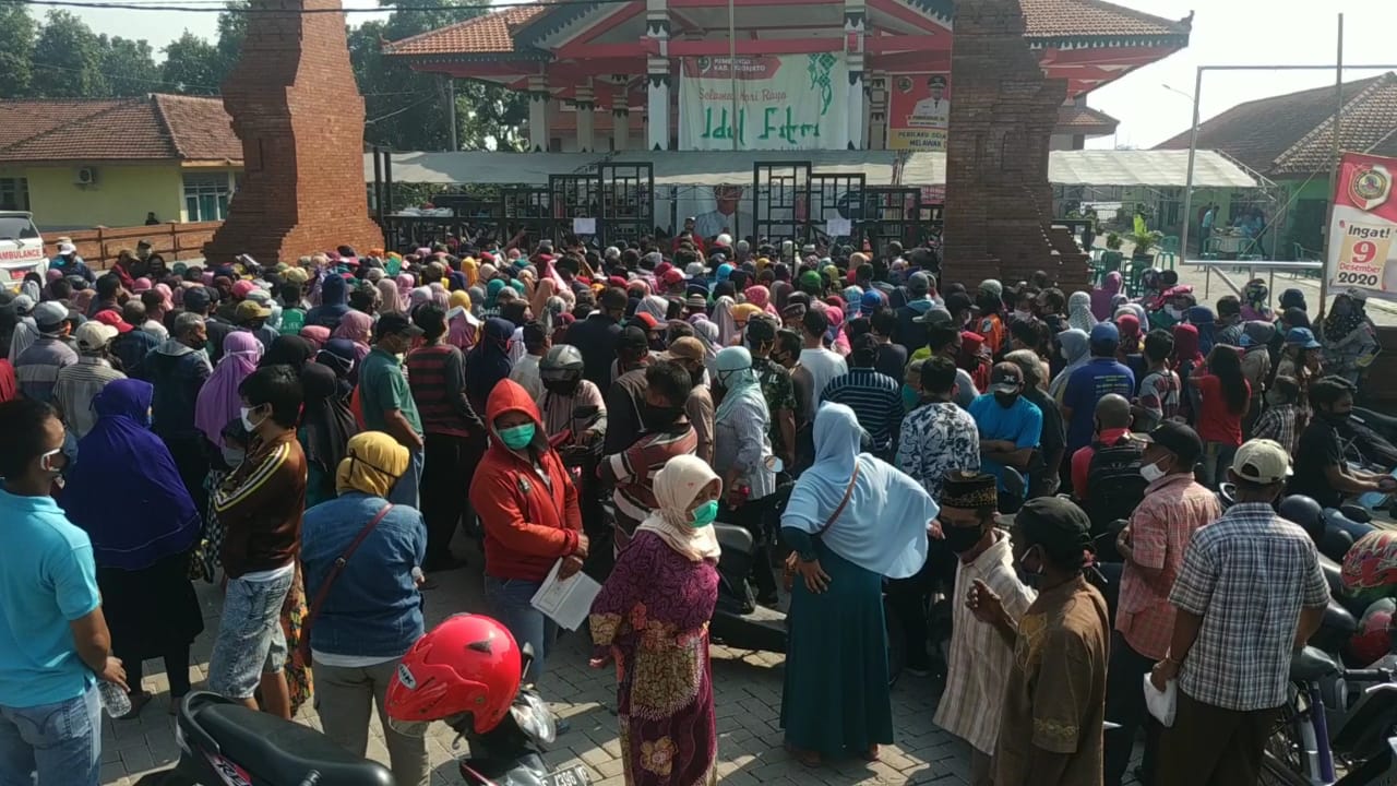 Antrean Penerima Bansos di Mojokerto Abaikan Physical Distancing