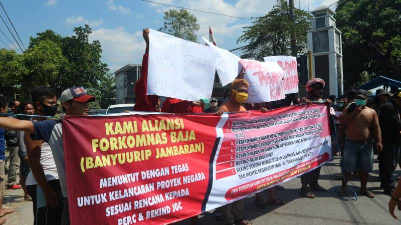 Massa Aksi Sekitar J-TB Bojonegoro Tuntut Kesejahteraan dari Proyek Gas Nasional