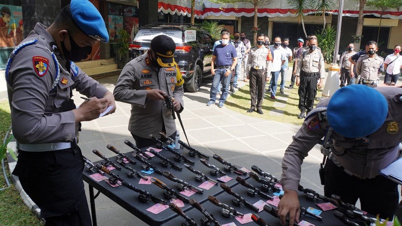 Sebanyak 70 Senjata Polisi Diperiksa, Ditemukan Enam Pistol Suratnya Mati