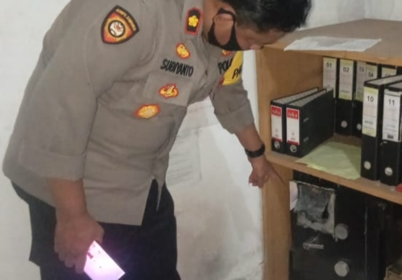 Jebol Plafon Minimarket, Maling Bawa Kabur Uang Dalam Brankas Rp 23 Juta
