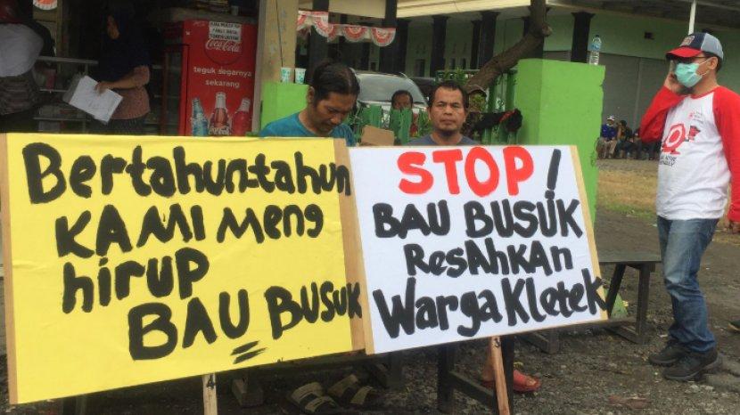 Warga Kletek, Taman Tuntut Penutupan Pabrik Pengolahan Bulu Ayam