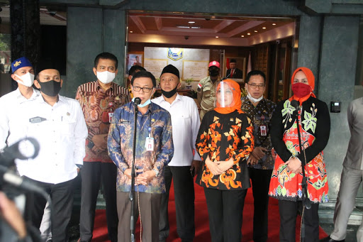 Happy Ending, Konflik DPRD Jember  dan Bupati Jember