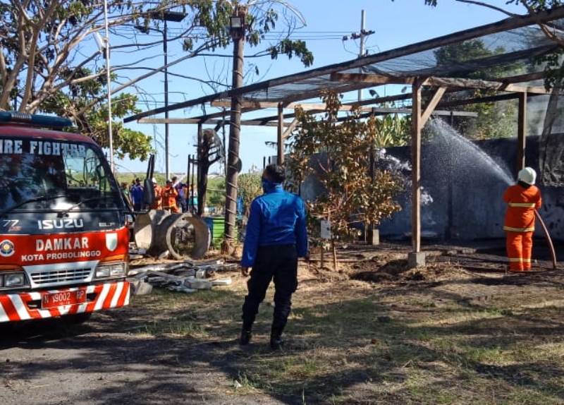 Penimbunan Sampah  Beejay Bakau Probolinggo Terbakar