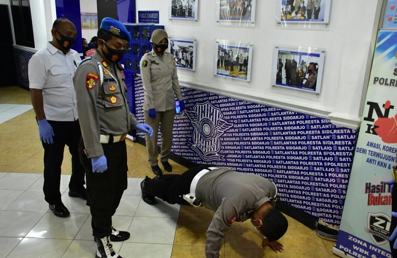 Melanggar Protokol Kesehatan, Polisi Sidoarjo Dihukum Push Up