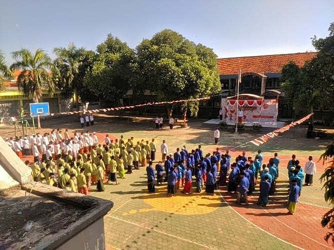 Santri Qomaruddin Gresik Upacara Kemerdekaan Dengan Bersarung