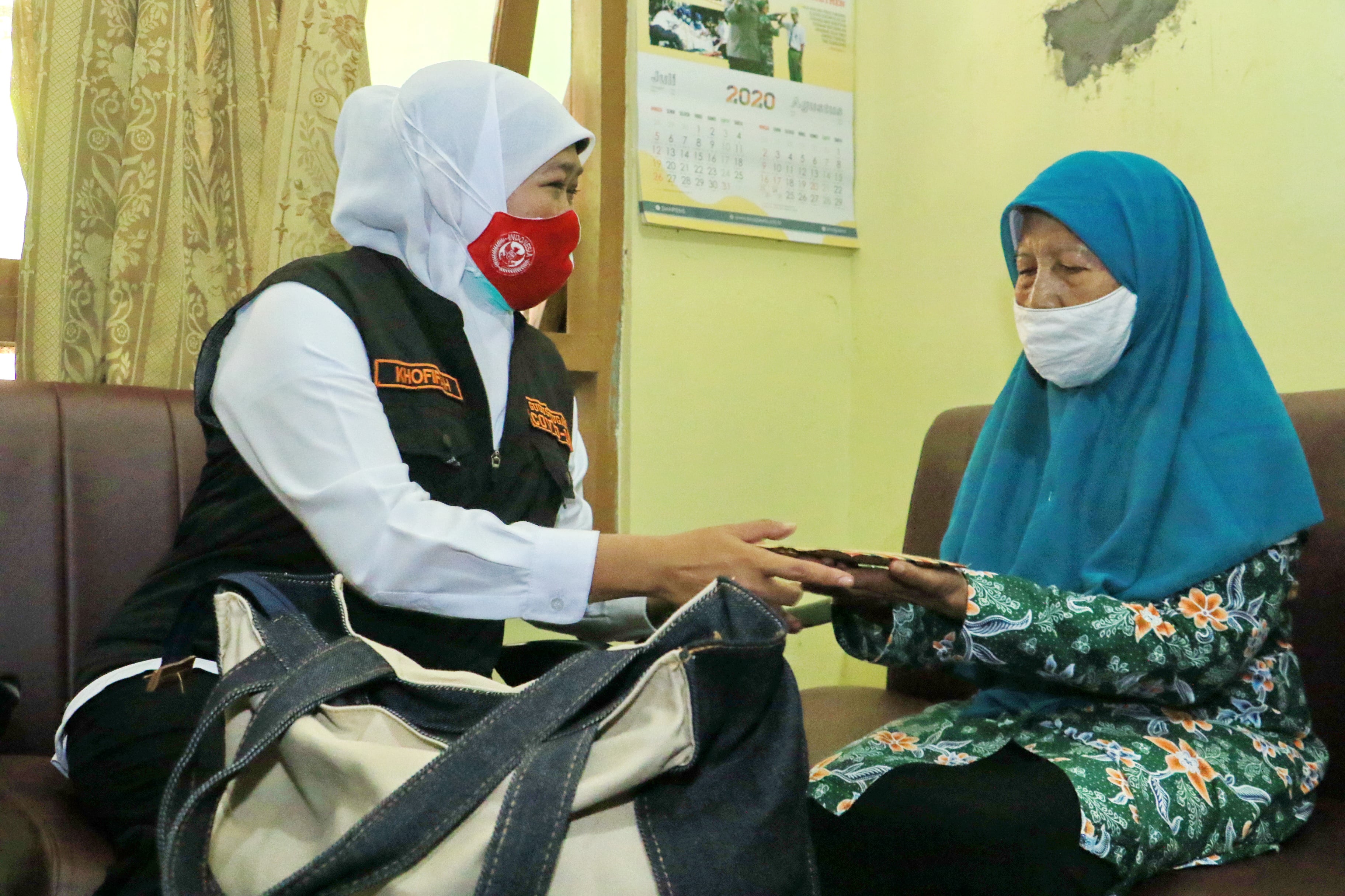 Janda Perintis Kemerdekaan Indonesia Dapat Bingkisan Dari Gubernur Khofifah