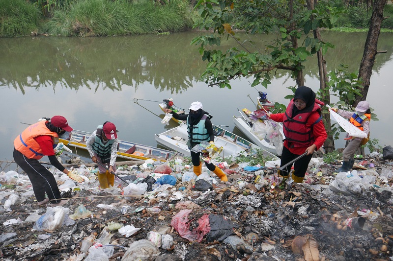 Weleh-weleh, Ada Ratusan Tumpukan Sampah dan Bangunan Ilegal di Sepanjang Bantaran Kali Surabaya