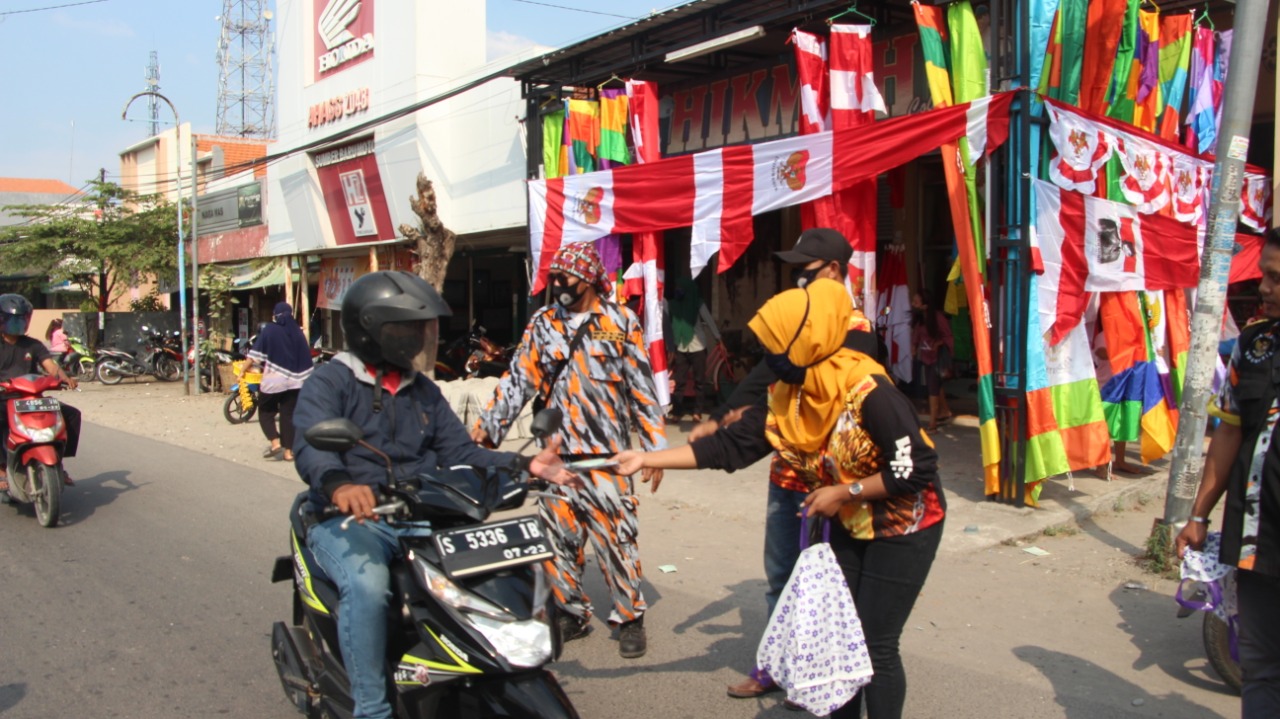 Usai Deklarasi, GMBI Bagi Masker di Pasar Balongpanggag