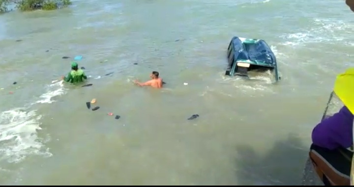 Sopir Oleng, Suzuki Carry Nyebur ke Pantai Camplong