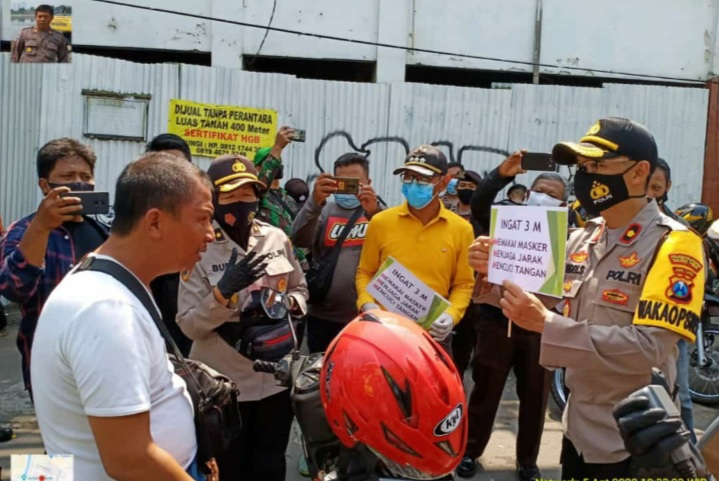 Datangi Toko, Polres Pelabuhan Tanjung Perak Ingatkan dan Bagikan Masker