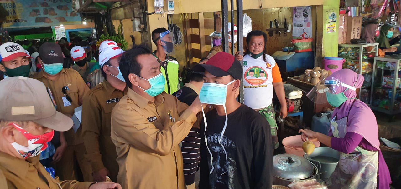 Datangi Pasar Duduk Wabup Qosim, Ajak Masyarakat Budayakan Pakai Masker