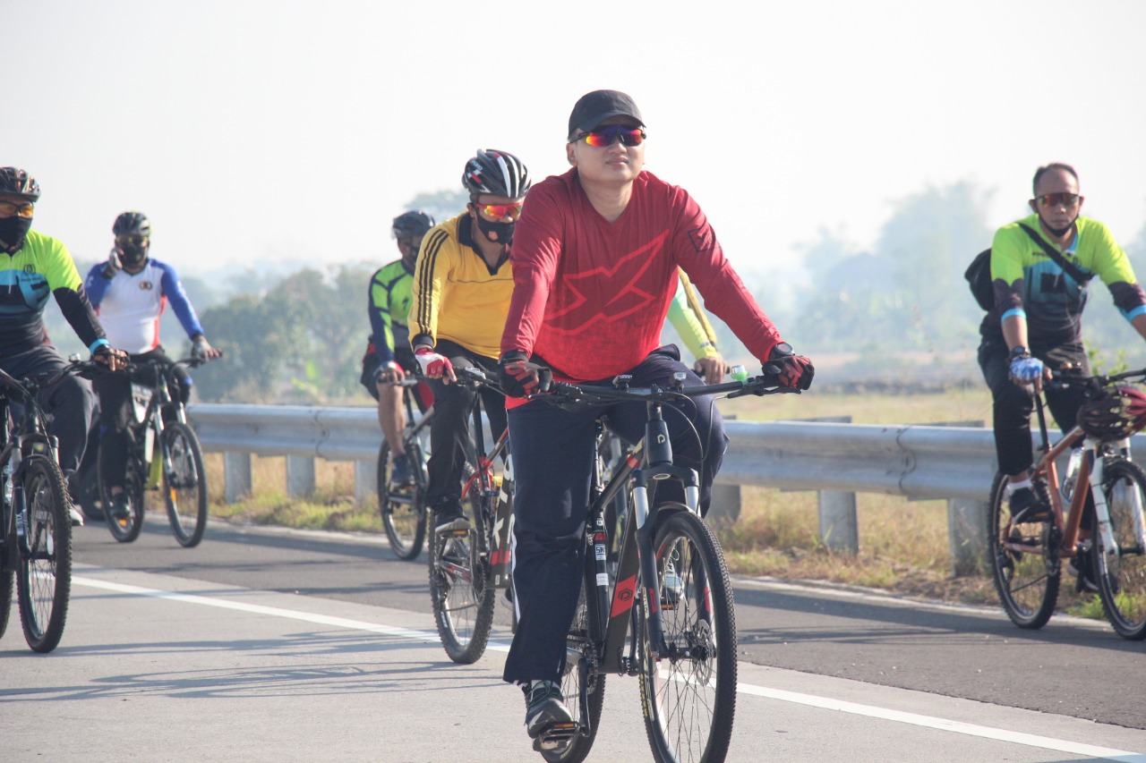 Ajak Jajaran Gowes, Kapolres Gresik AKBP Arief Jajal Tol Baru Sesekali Lepas Masker
