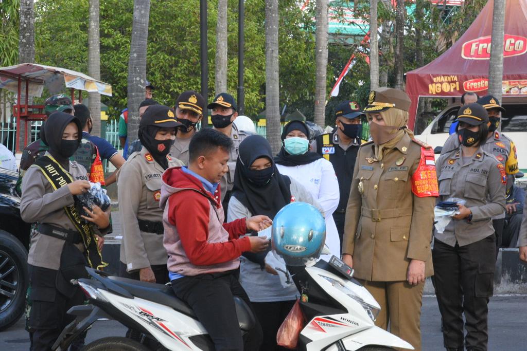 Bupati Faida Bagi-bagi Masker Bersama Polwan