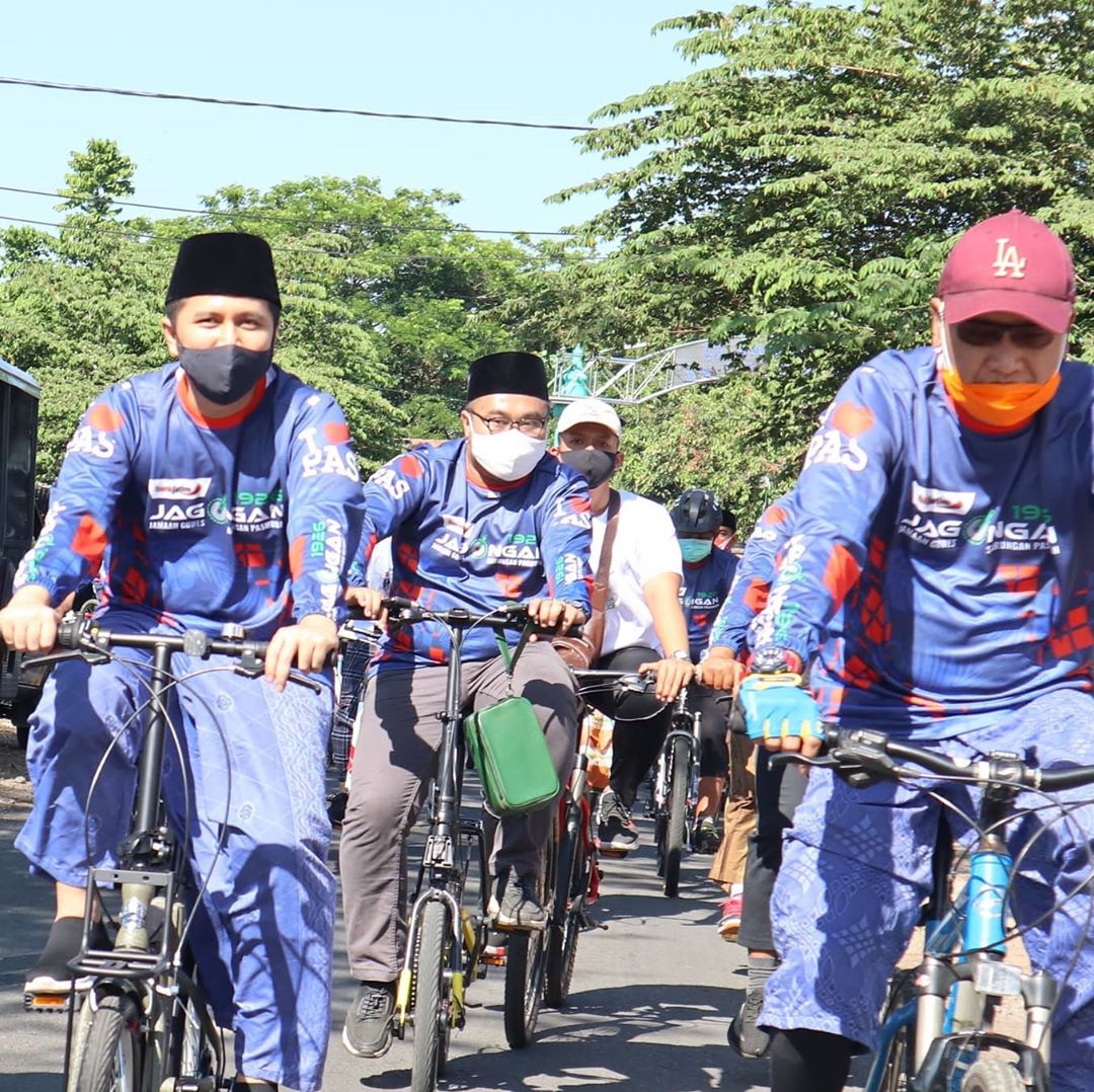 Gowes Pakai Sarung Bersama Bupati dan Wabup Pasuruan, Wagub Jatim : 'Isis'