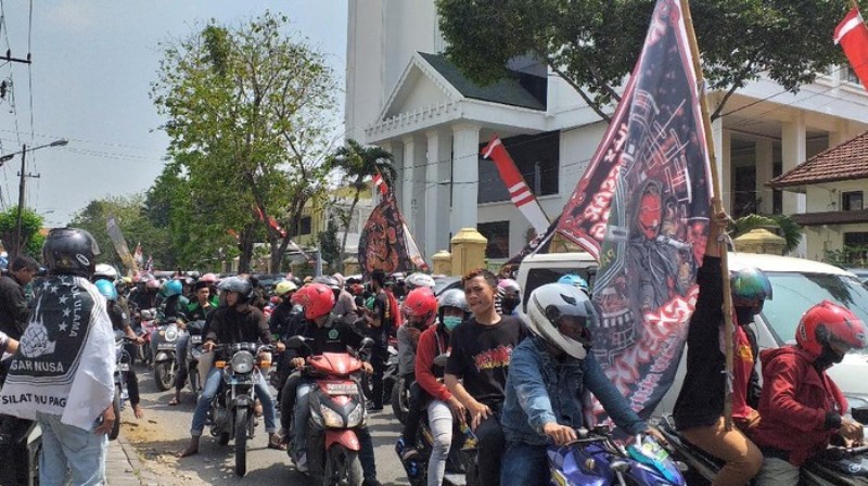 Ratusan Pendekar Pagar Nusa Geruduk PN Surabaya