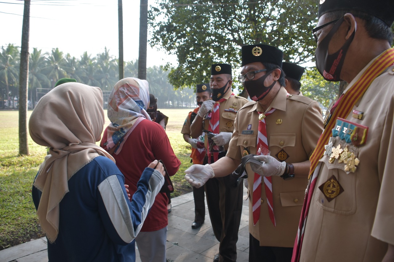 Peringati Hari Pramuka, Wabup Jember Bagi-Bagi Masker