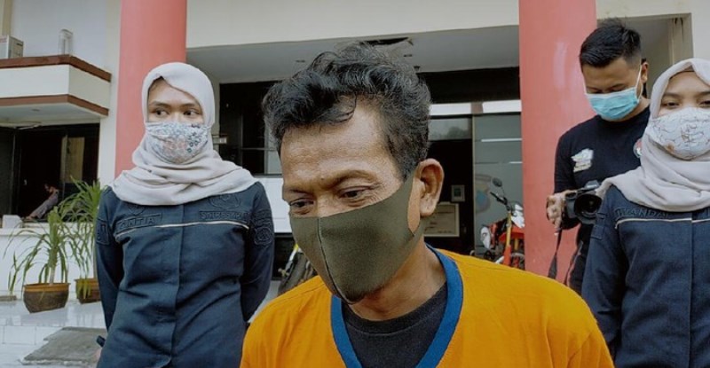 Enak-enak Hubungan Badan Threesome di Kos, Malah Digerebek Polisi