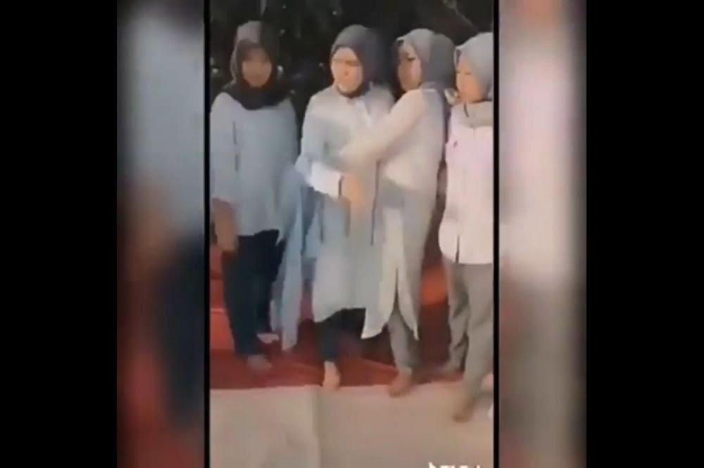 Viral Emak-emak Genit Duduki Bendera Merah Putih, Namun Ngeyel Bukan Bendera