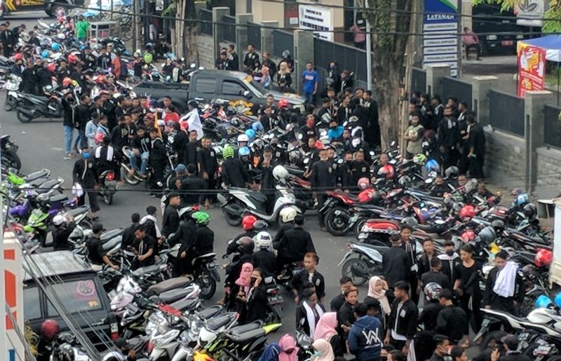 Pasca Insiden Pembacokan, Massa Pendekar PSHT dari Madiun Ikut Berkumpul di Plaza Manahan Solo
