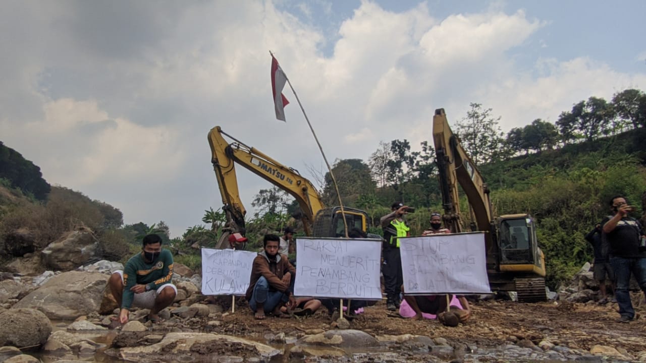 Warga Gondang Mojokerto Demo Tolak Galian C di Wilayahnya