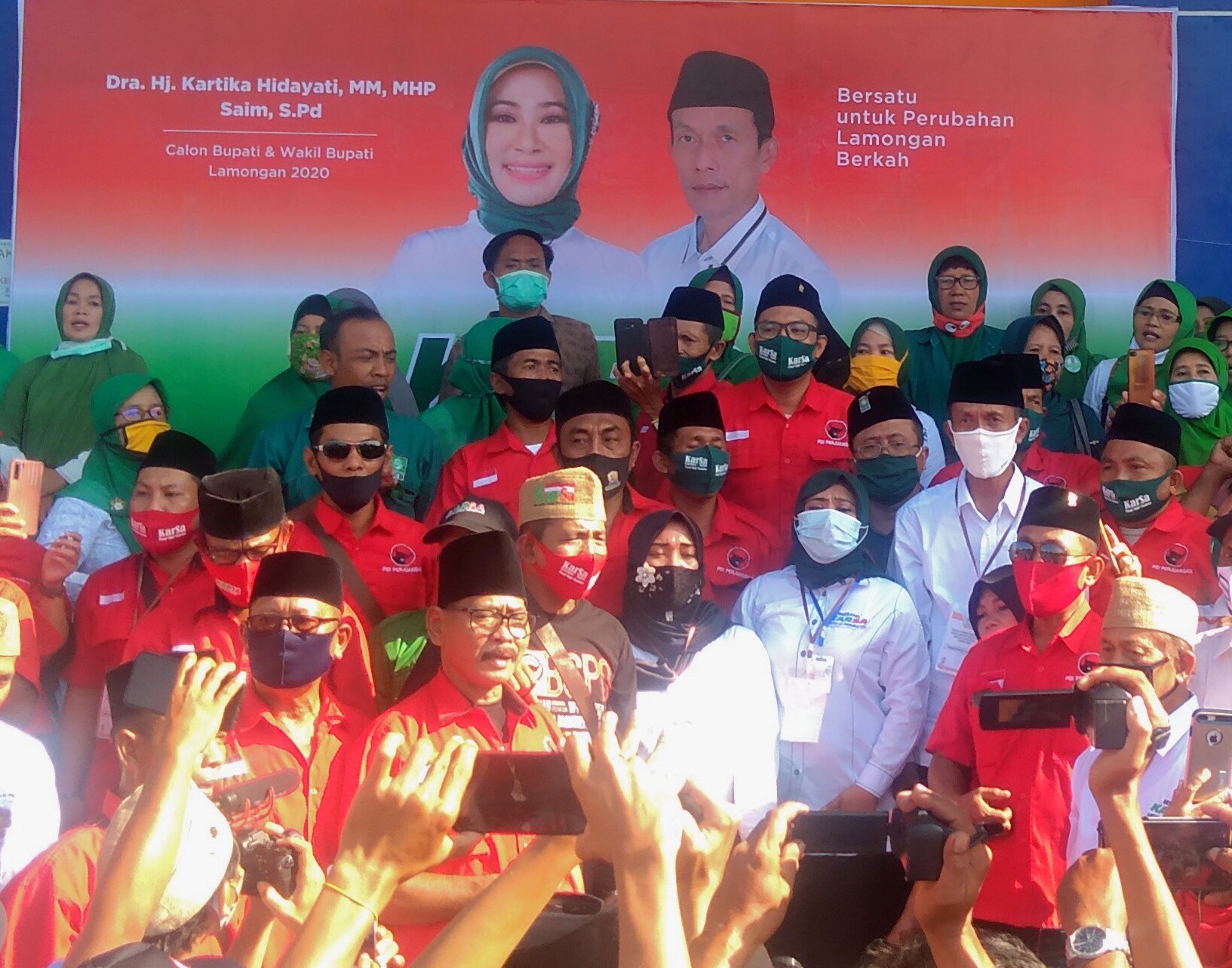 Usai Ziarah ke Makam Mbah Lamong, Pasangan Kar-Sa Daftar ke KPU