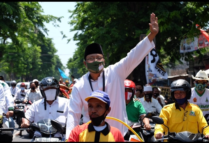 Daftar ke KPU, Gus Ipul-Adi Jadi 'Tukang Becak'