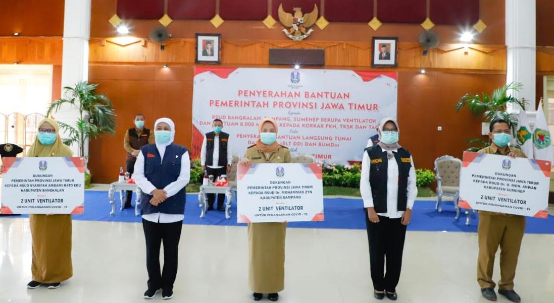 Keliling Daerah, Khofifah Bagikan Alat Ventilator