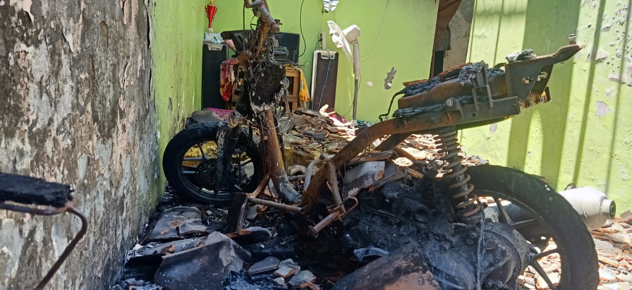 Terbakar Api Cemburu, Rumah Istri Siri Ikut Dibakar