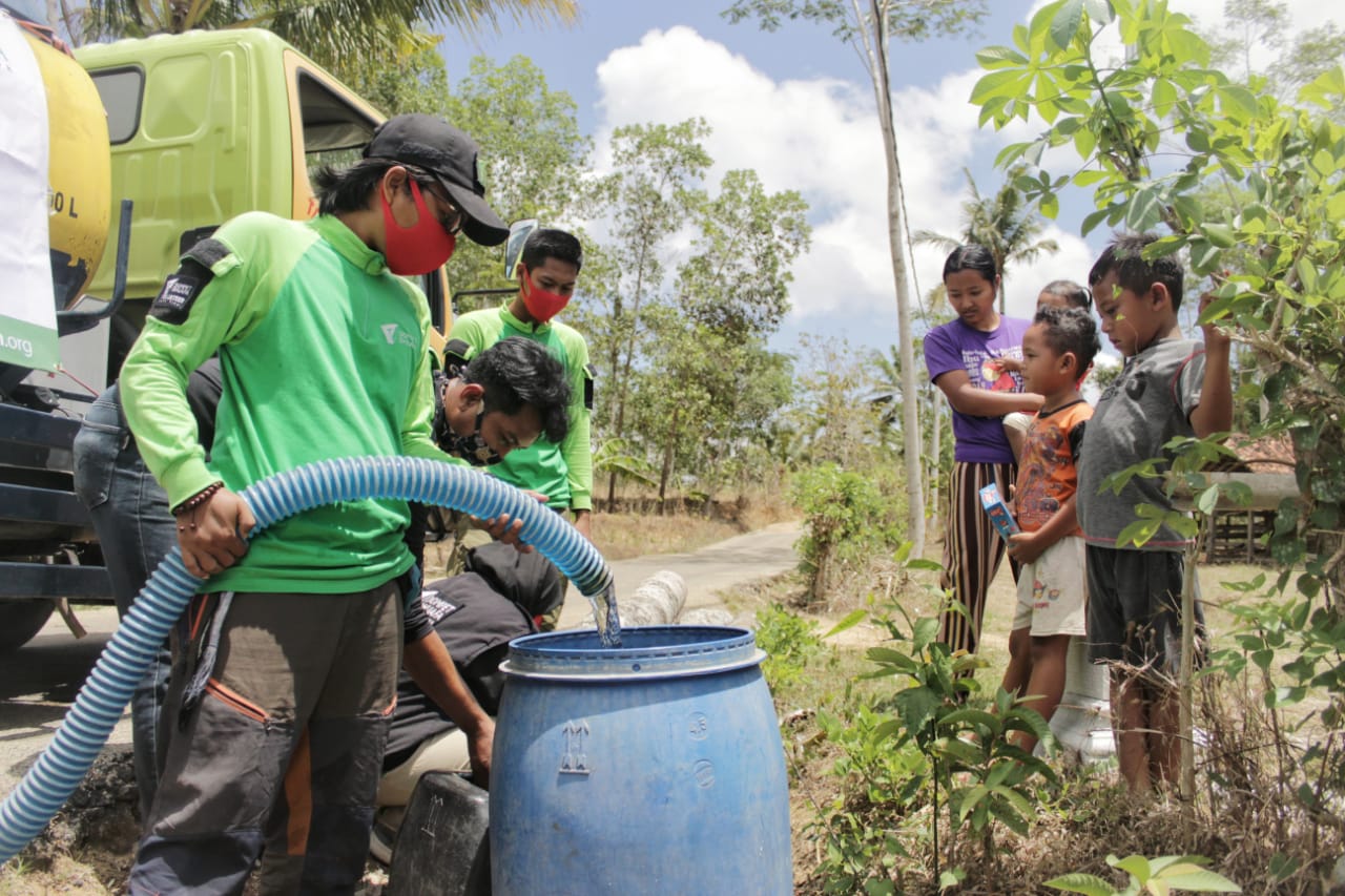 DD Bareng Relawan Jatim Distribusikan 30.000 Liter Air Bersih di Pacitan