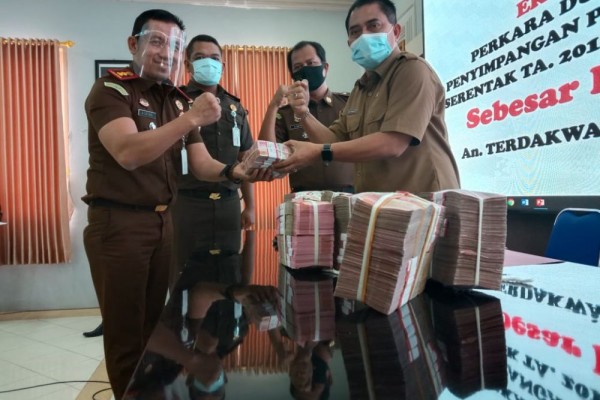 Uang Sitaan Korupsi Hibah KPU Diserahkan Kejari ke Pemkab Lamongan
