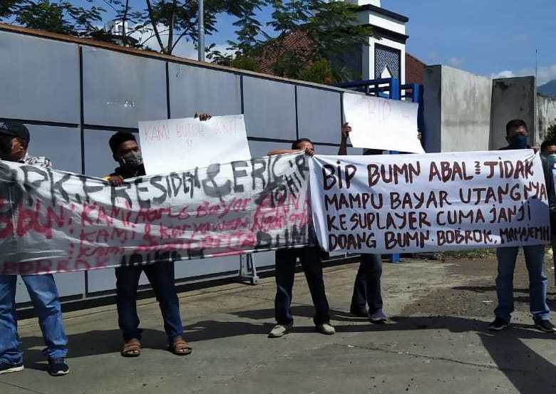 Utang Rp 8 Miliar, PT Bondowoso Indah Pulp Didemo Pemasok Kayu Sengon