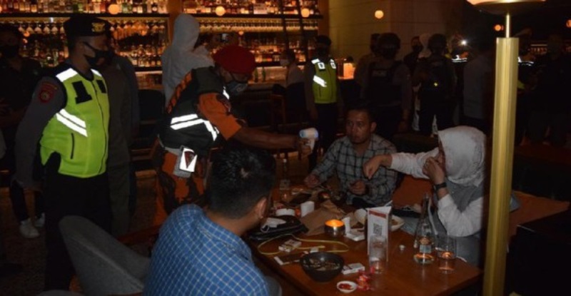 80 Orang Diangkut dari Tempat Karaoke Surabaya, Petugas Lihat Tas hingga Sepatu Purel