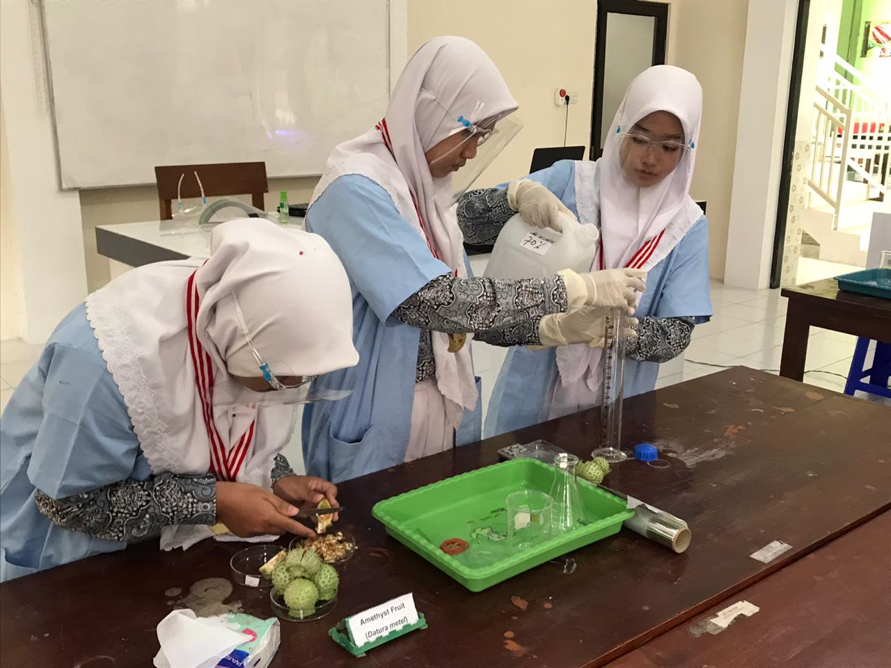 Temukan Formula Bius Ikan Berbahan Kecubung, Lima Siswa MAN 1 Gresik Juara Internasional Invention Festival