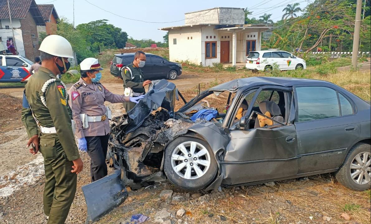 Sedan Corola Oleng, Seorang TNI Tewas di Jalur Tengkorak Pasuruan