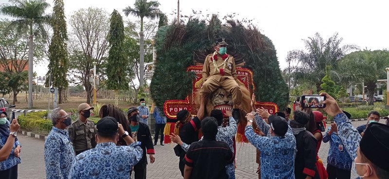 Lima Tahun Berturut-turut Raih Opini WTP, Bupati Sambari Diarak Naik Reog