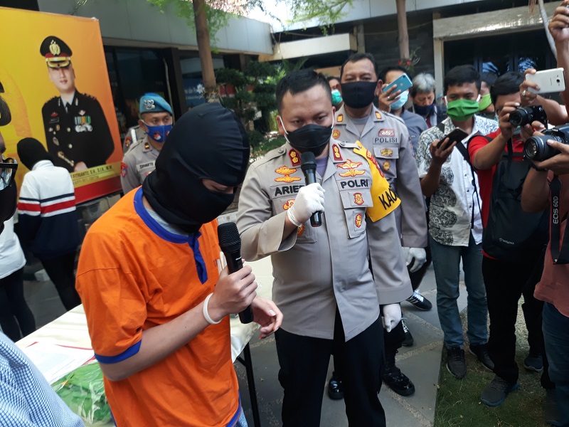 Lokalisasi Samaleak Gresik Digerebek Polisi, CD dan BH Diamankan