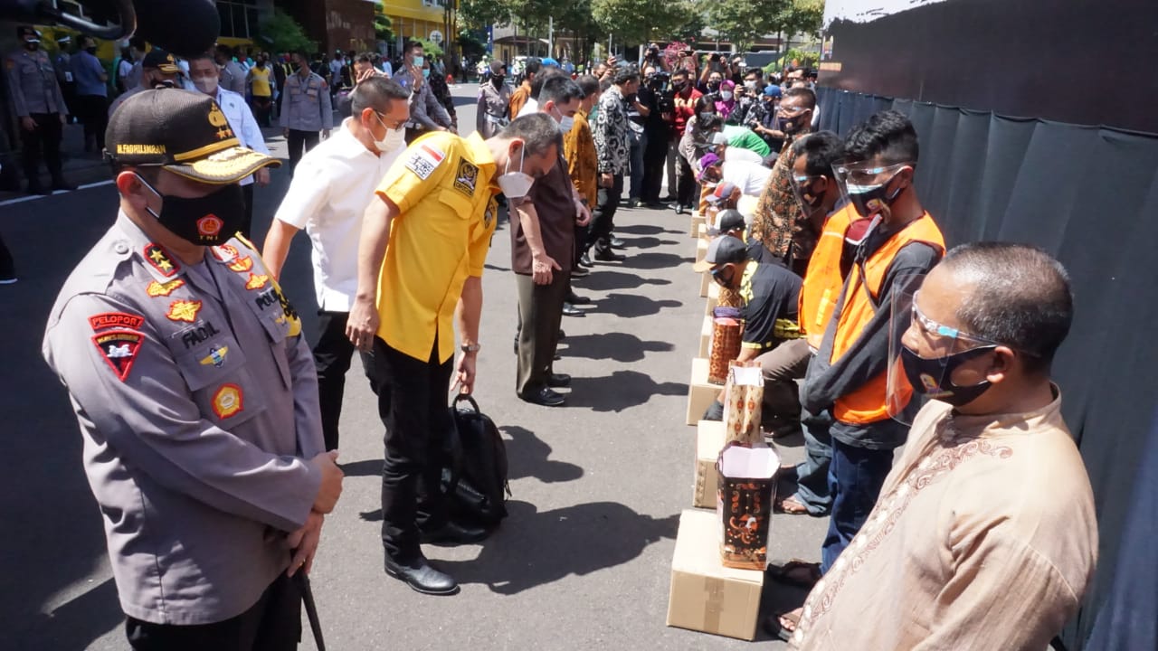 Tukang Gali Kubur Hingga Sopir Angkot Dapat Sembako Gratis dari Anggota DPR RI